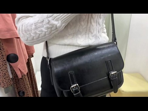 ❤️ Фитинг бөлмөсүндө жаш канчык FeralBerryди дилдо менен коомдук мастурбациялоо Сапаттуу порно боюнча бизде